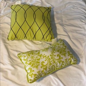 2 decorative pillows